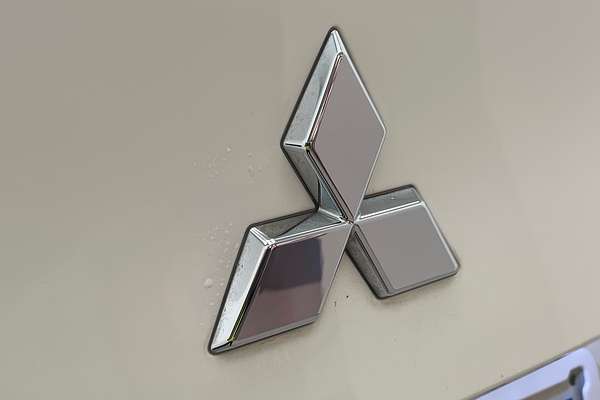2023 Mitsubishi Outlander LS ZM