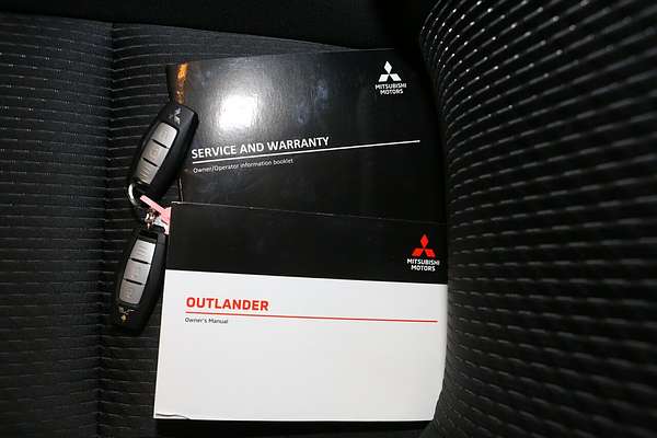 2023 Mitsubishi Outlander ES ZM