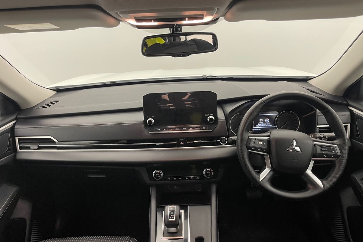 2023 Mitsubishi Outlander LS ZM