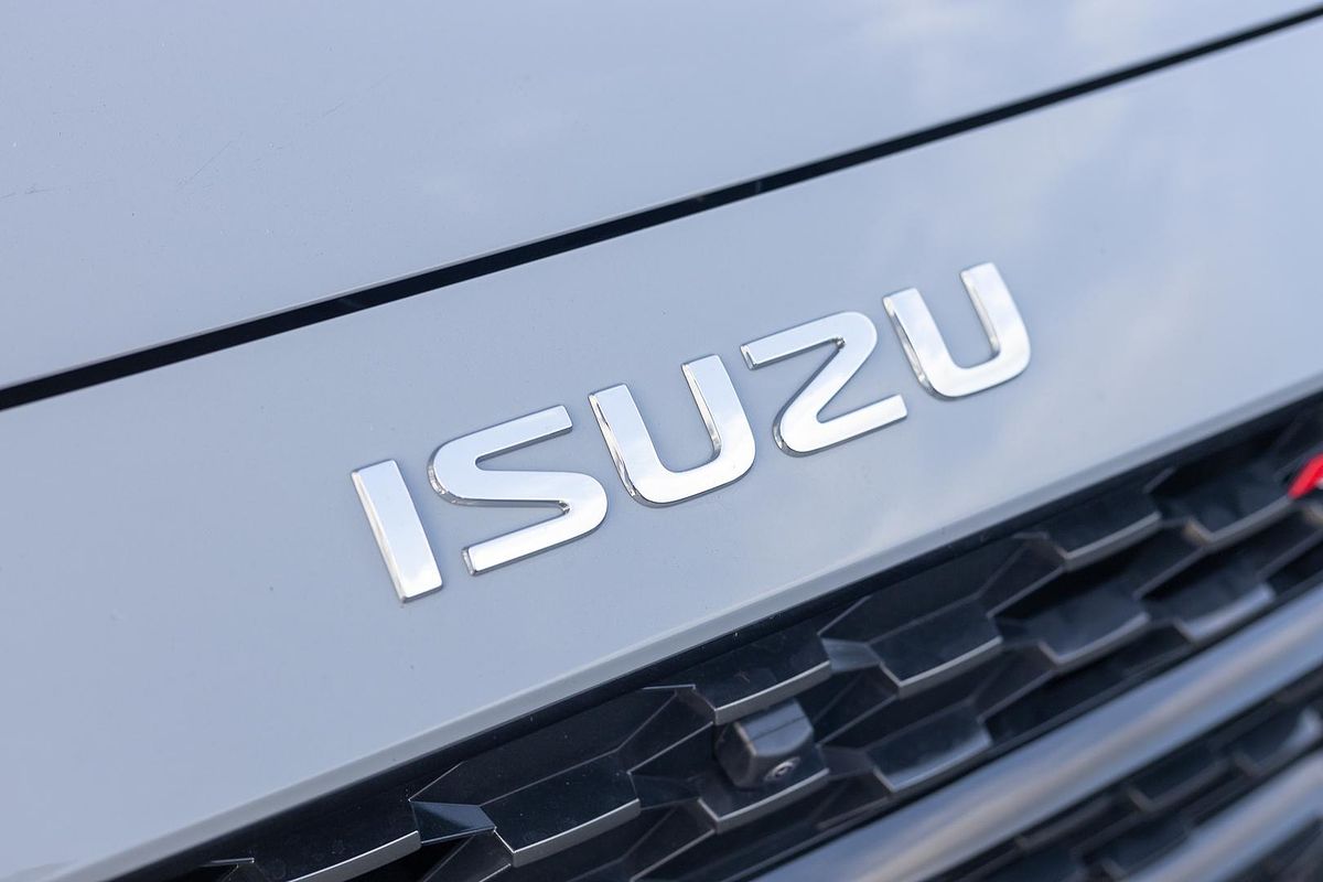2025 Isuzu MU-X X-TERRAIN