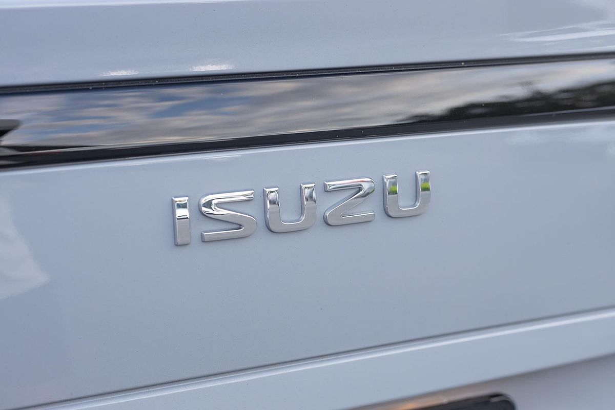 2025 Isuzu MU-X X-TERRAIN