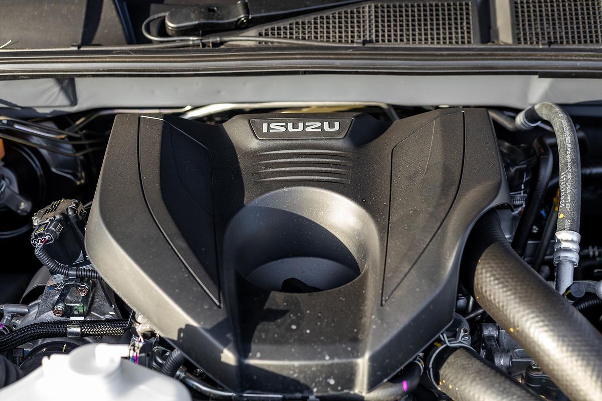 2025 Isuzu MU-X X-TERRAIN