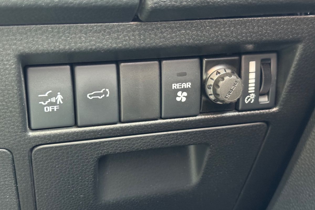 2023 Isuzu MU-X LS-T