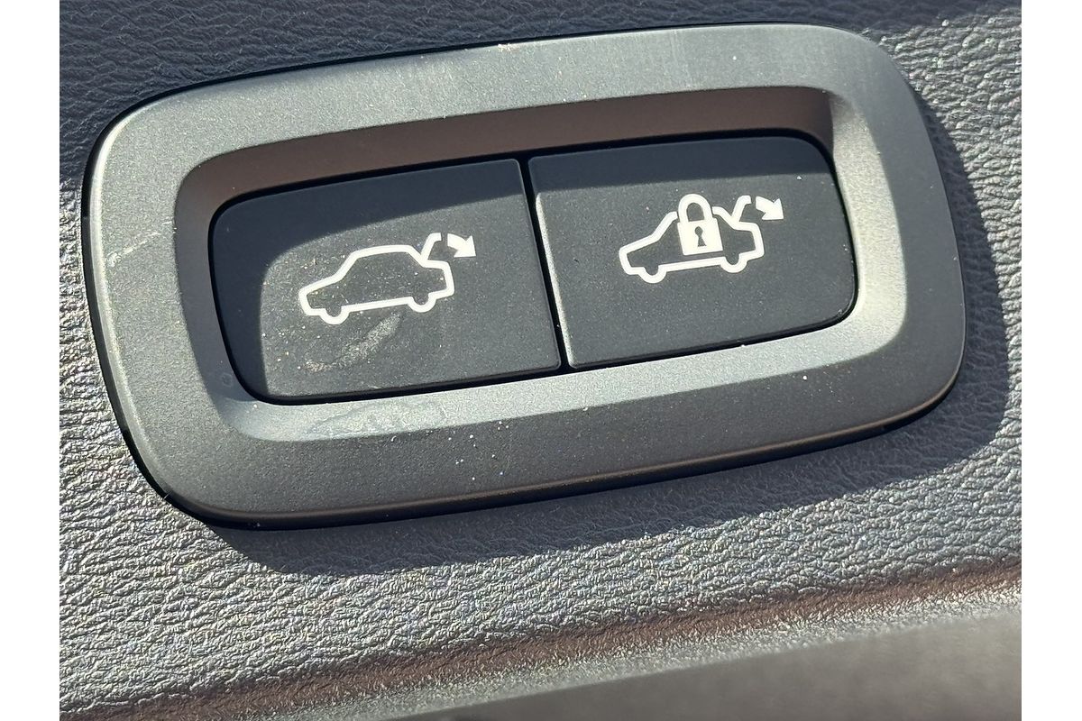 2023 Volvo XC40 Ultimate B4 Bright