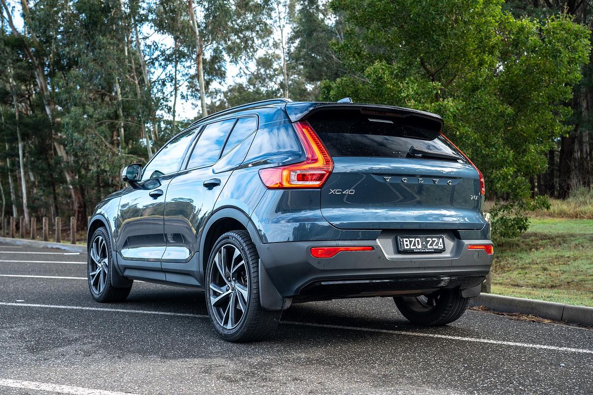 2022 Volvo XC40 T5 R-Design