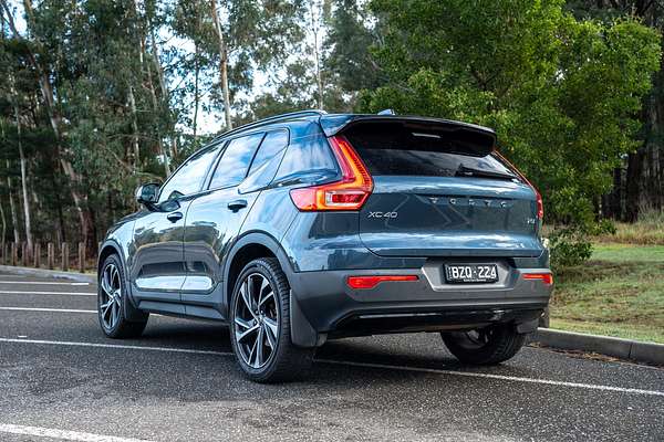 2022 Volvo XC40 T5 R-Design
