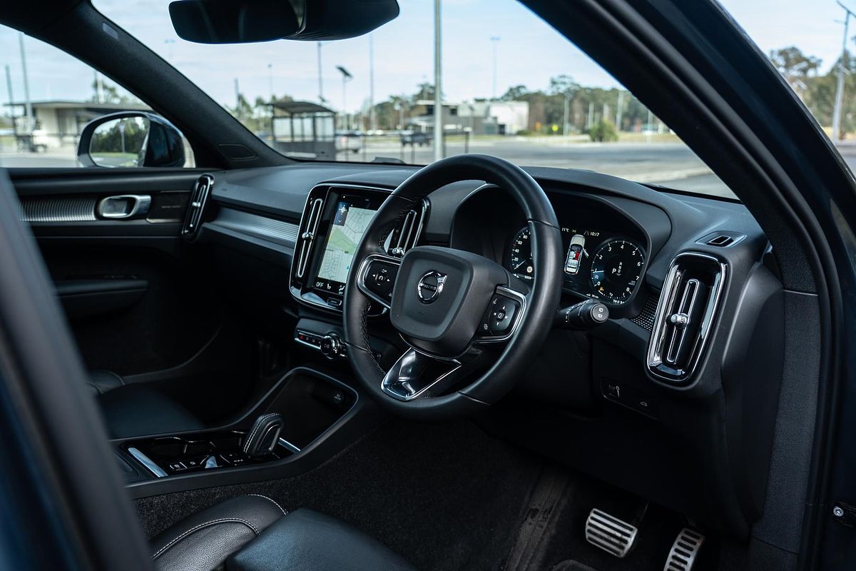 2022 Volvo XC40 T5 R-Design