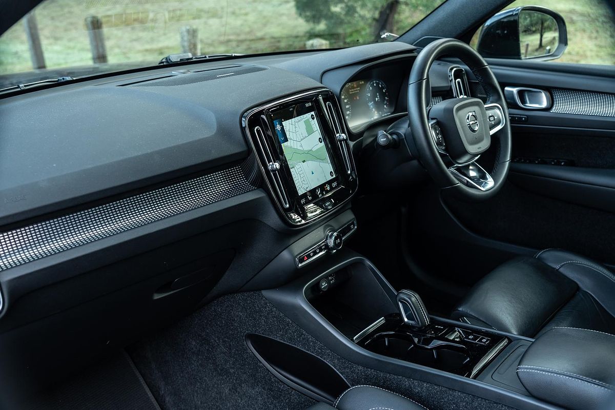 2022 Volvo XC40 T5 R-Design