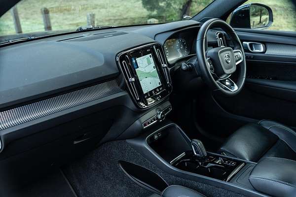 2022 Volvo XC40 T5 R-Design
