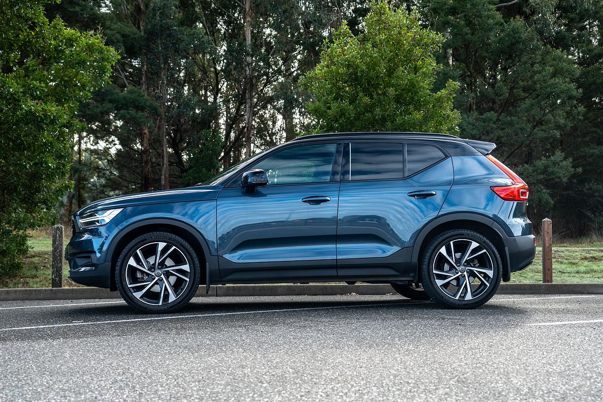 2022 Volvo XC40 T5 R-Design