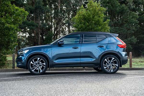 2022 Volvo XC40 T5 R-Design