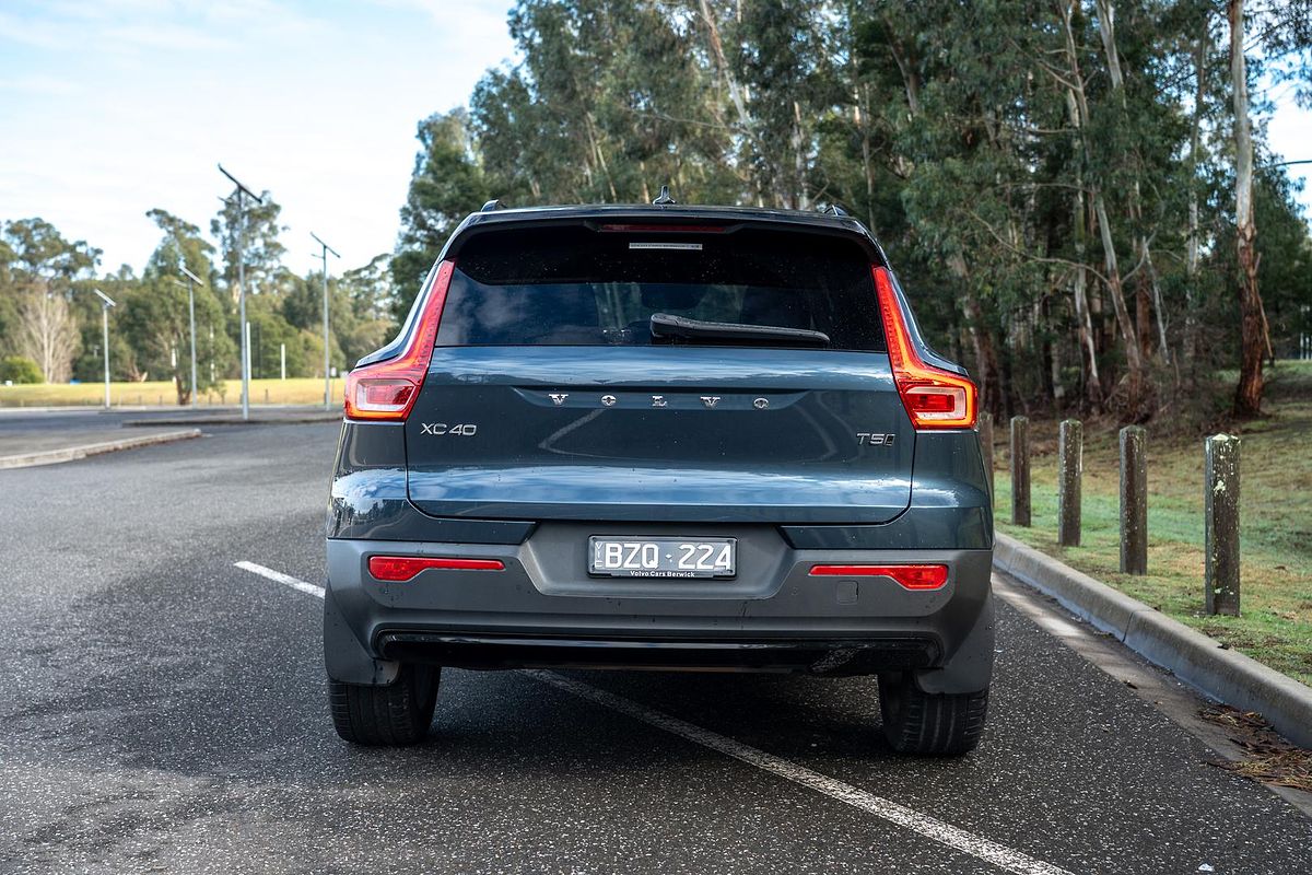 2022 Volvo XC40 T5 R-Design
