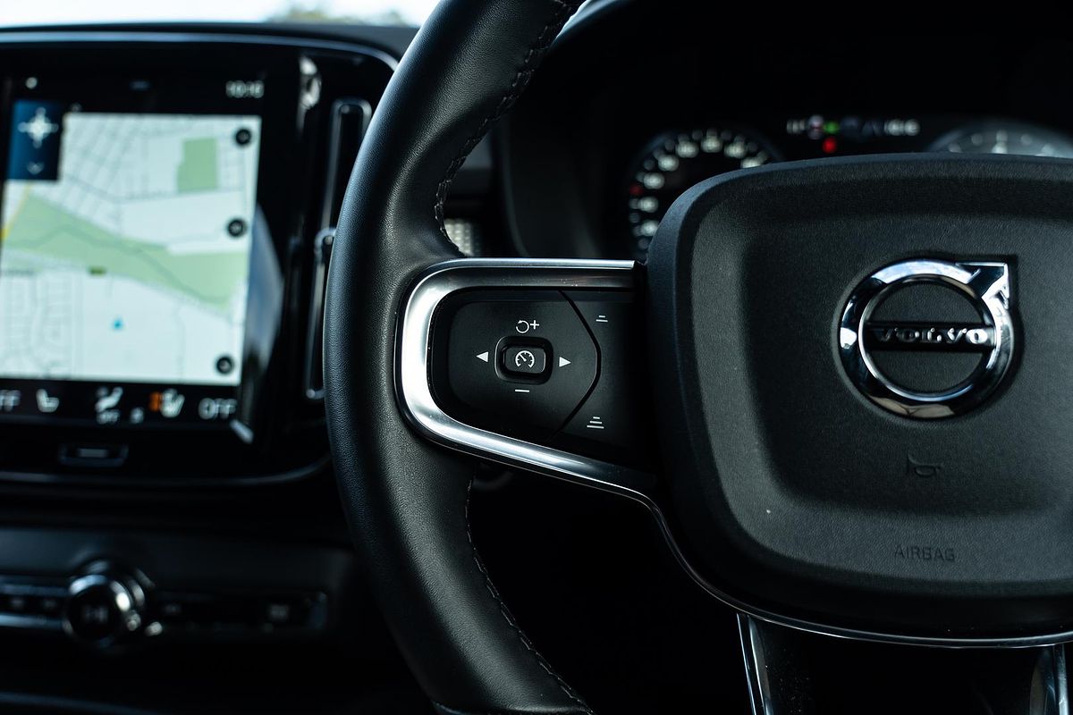 2022 Volvo XC40 T5 R-Design