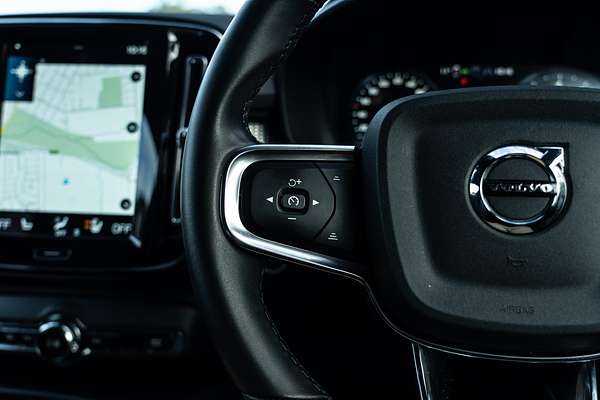 2022 Volvo XC40 T5 R-Design