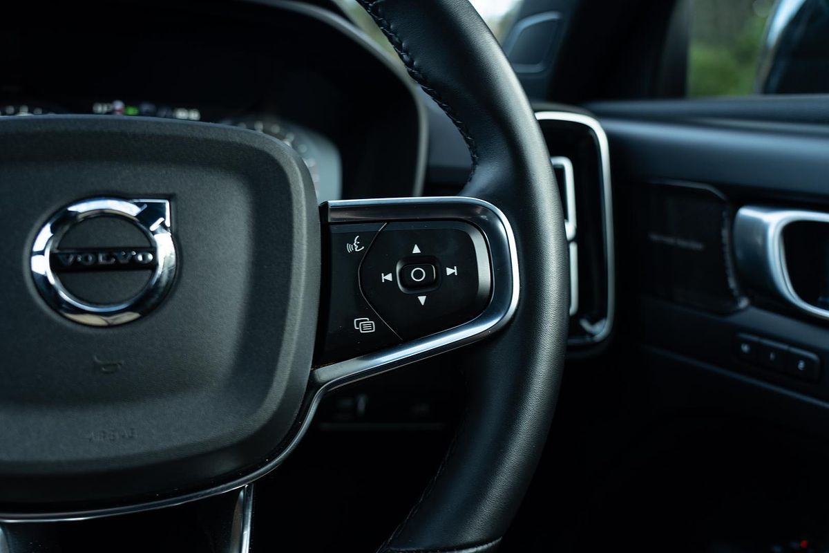 2022 Volvo XC40 T5 R-Design