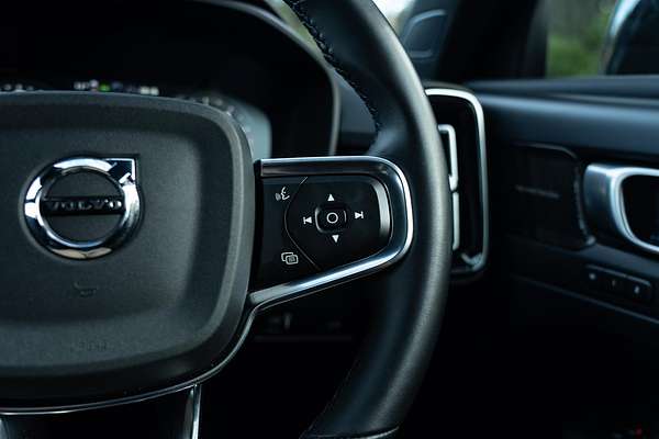 2022 Volvo XC40 T5 R-Design