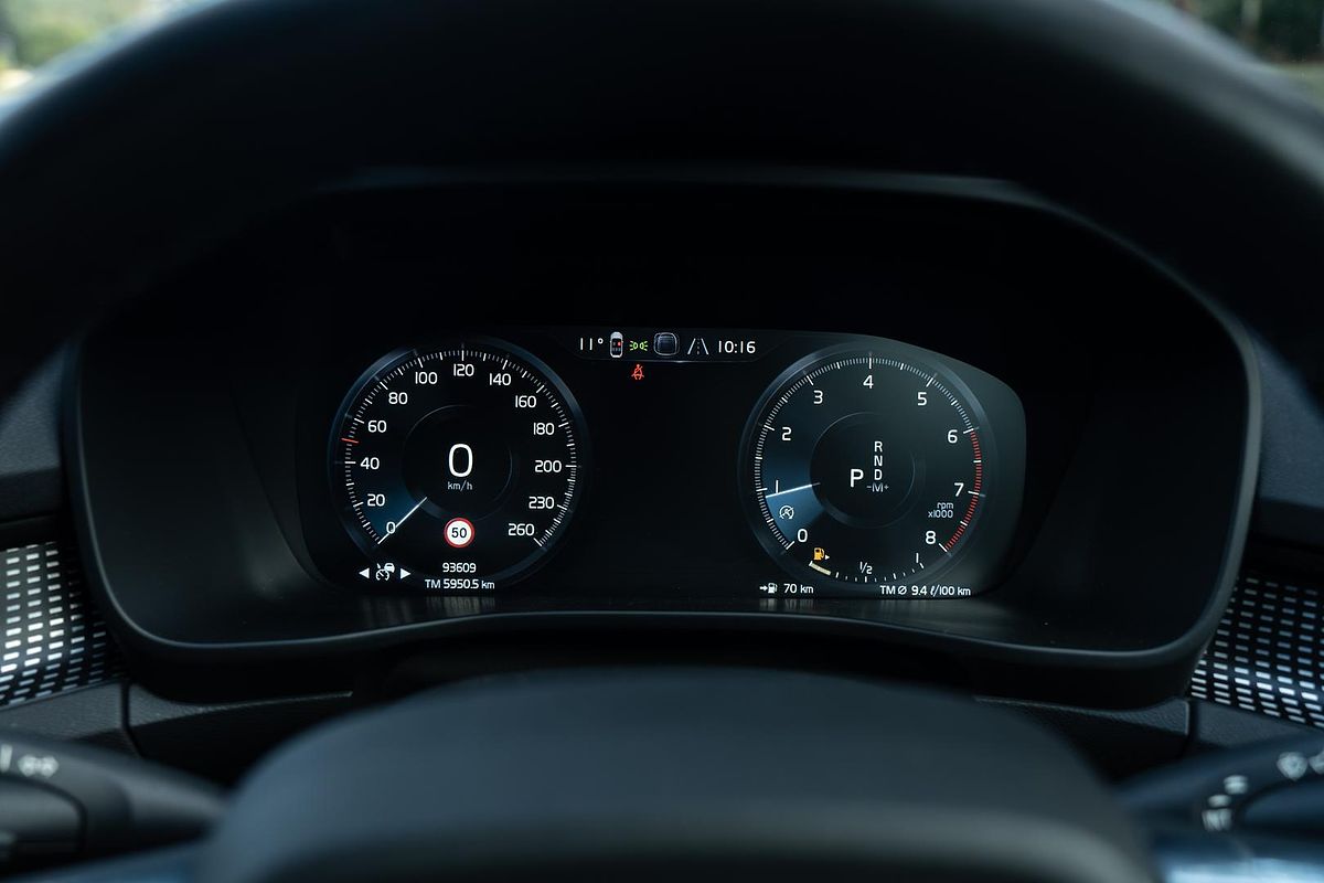 2022 Volvo XC40 T5 R-Design