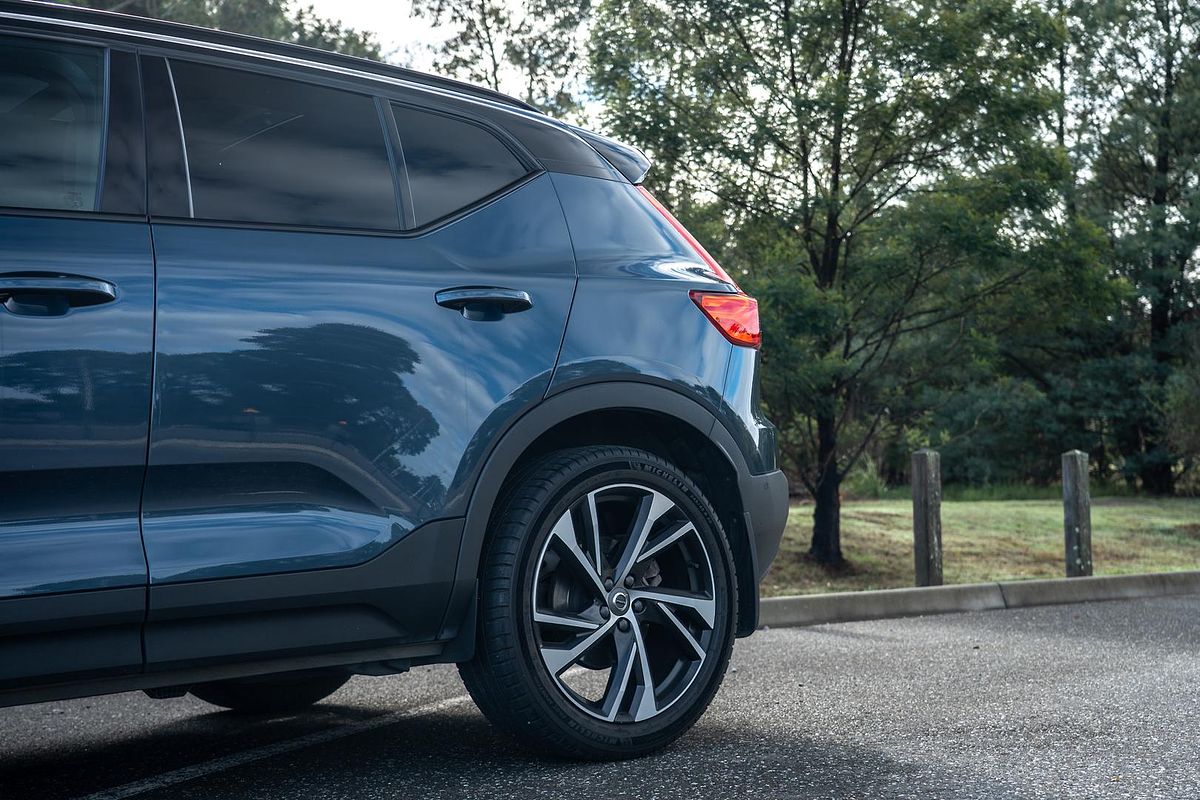 2022 Volvo XC40 T5 R-Design