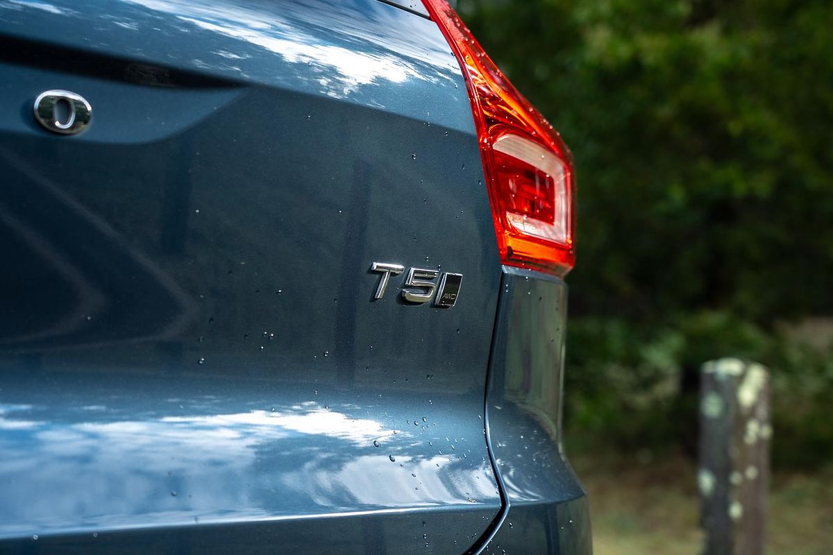 2022 Volvo XC40 T5 R-Design