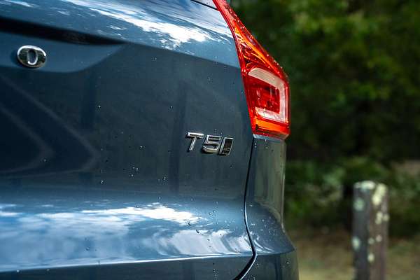 2022 Volvo XC40 T5 R-Design
