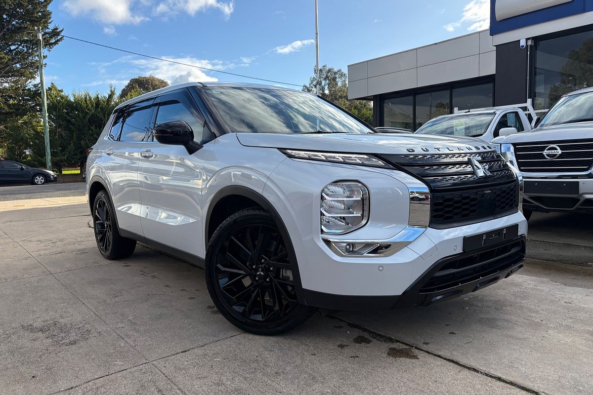 2023 Mitsubishi Outlander LS Black Edition ZM