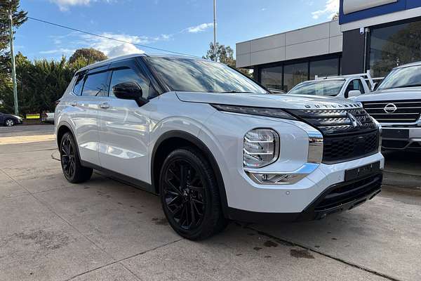 2023 Mitsubishi Outlander LS Black Edition ZM