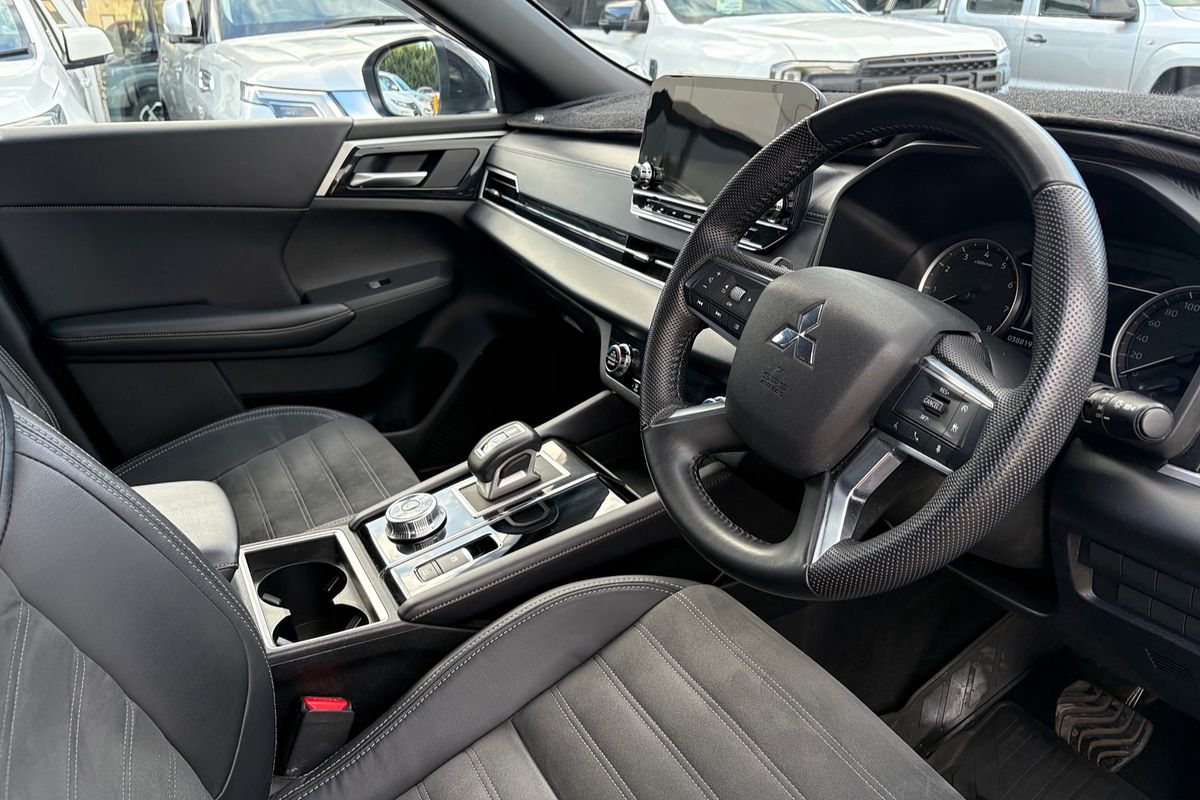 2023 Mitsubishi Outlander LS Black Edition ZM