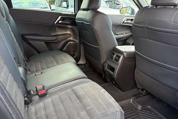2023 Mitsubishi Outlander LS Black Edition ZM