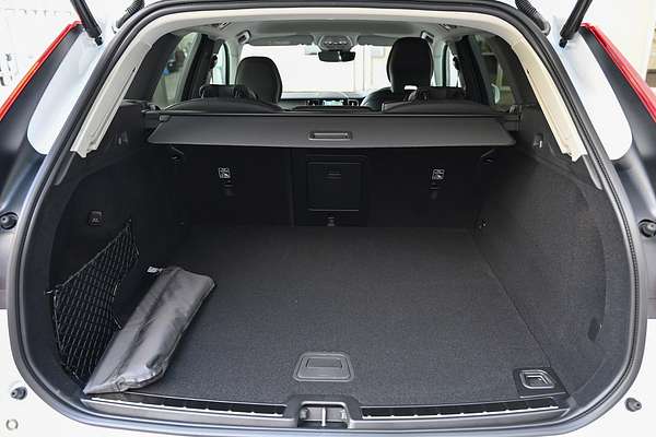 2025 Volvo XC60 Plus B5