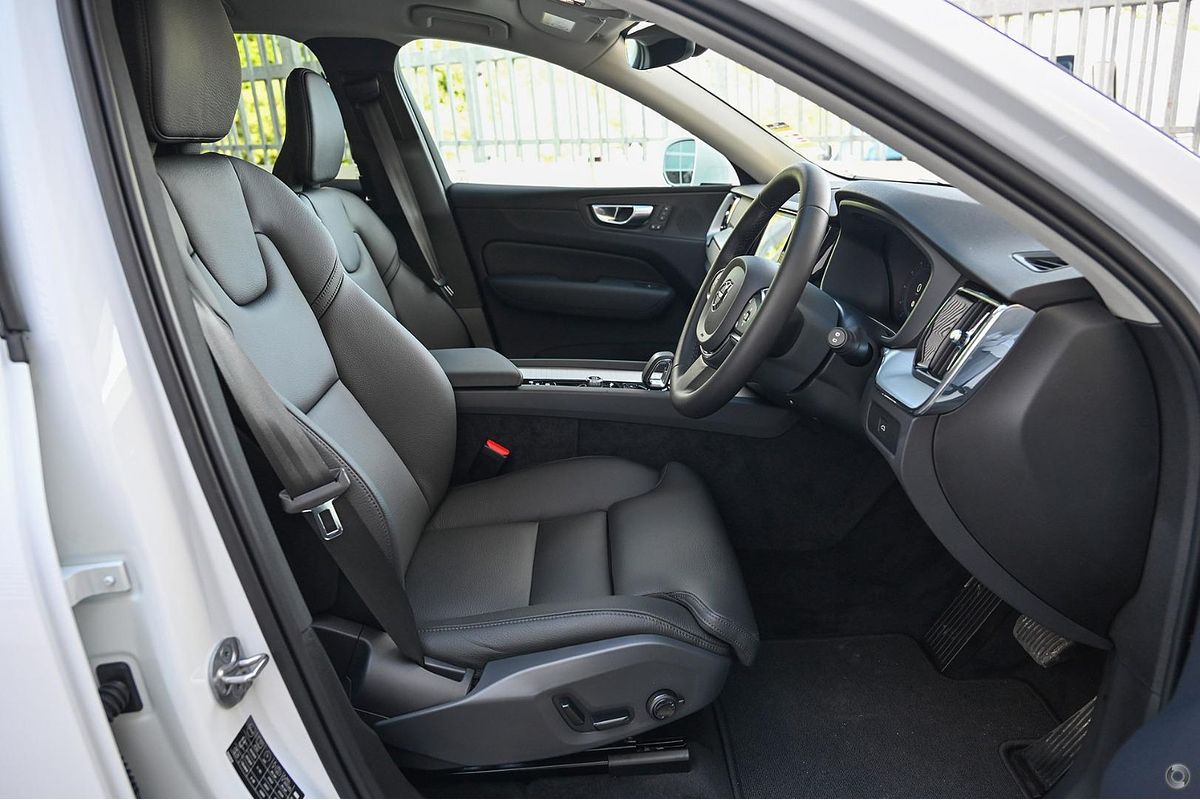 2025 Volvo XC60 Plus B5