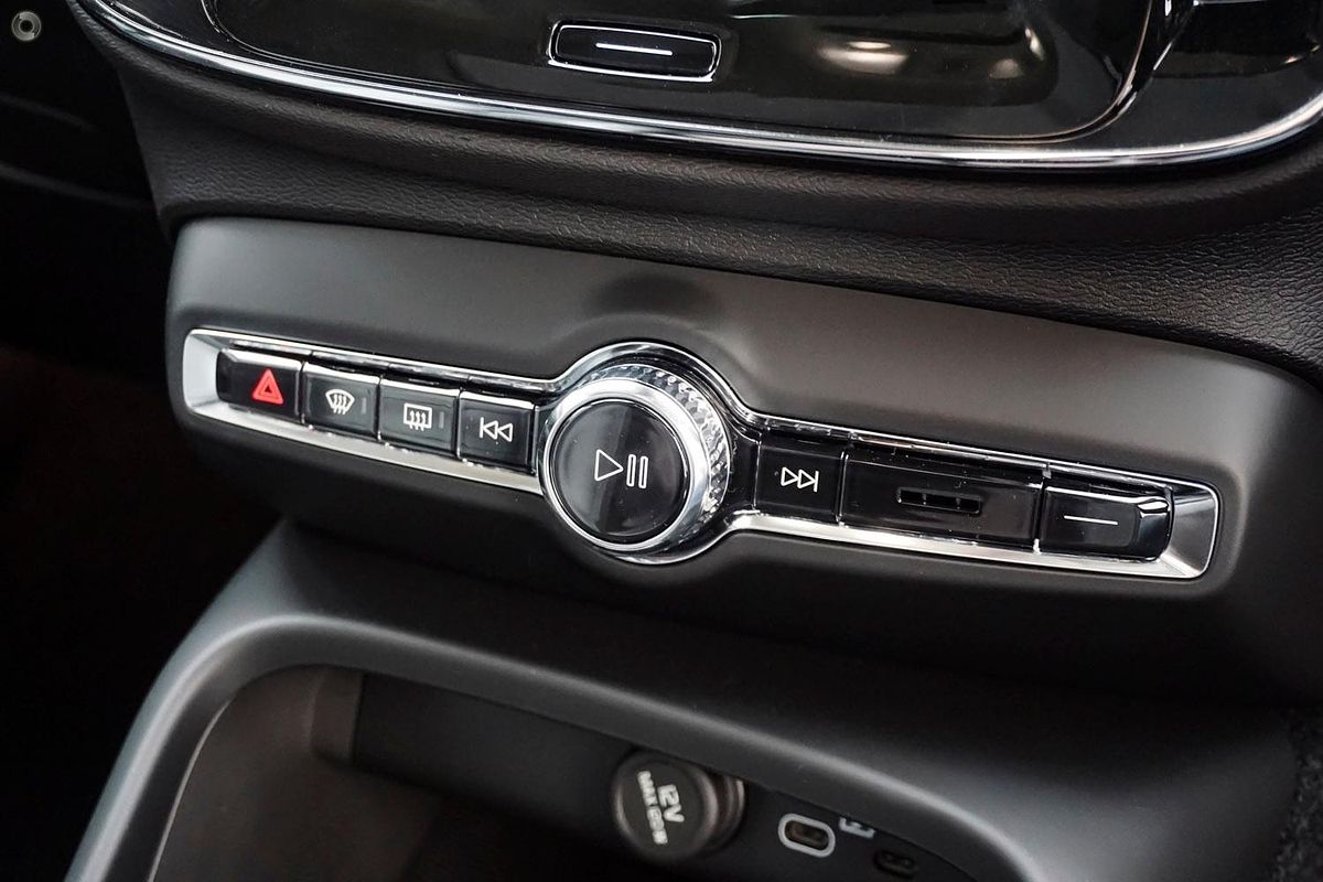 2024 Volvo XC40 Ultra B4 Bright