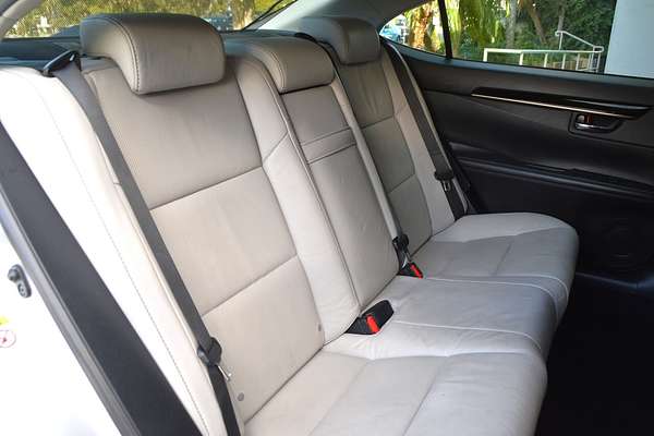 2013 Lexus ES ES300h Luxury AVV60R