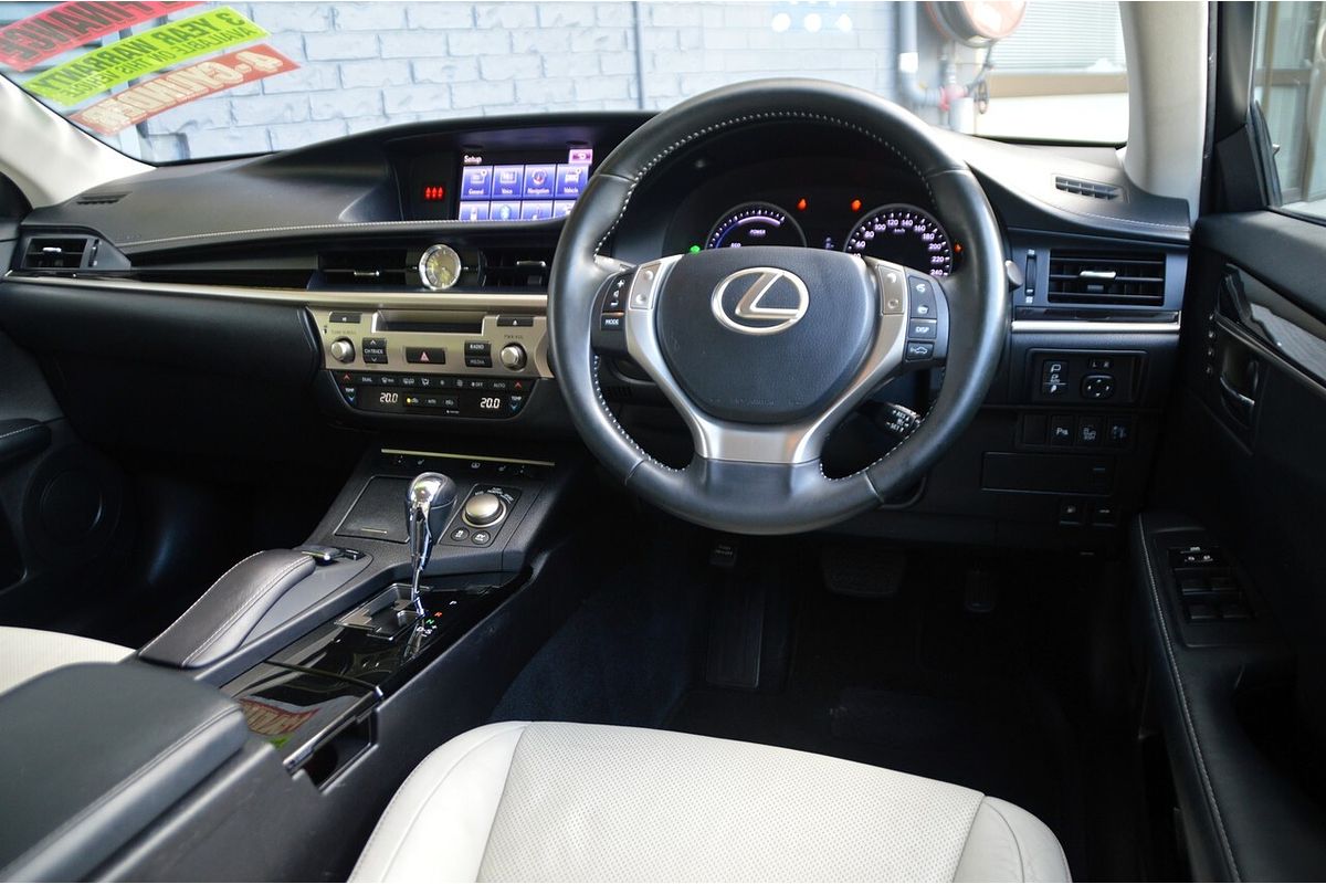 2013 Lexus ES ES300h Luxury AVV60R