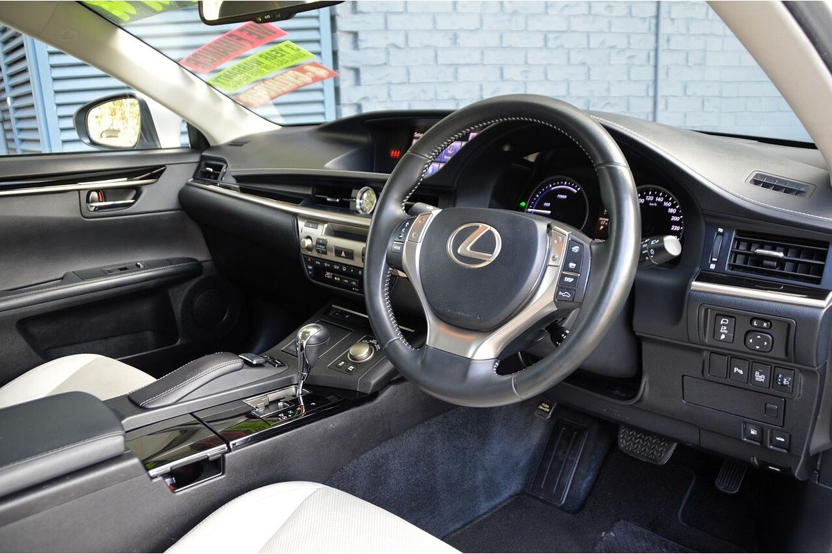 2013 Lexus ES ES300h Luxury AVV60R