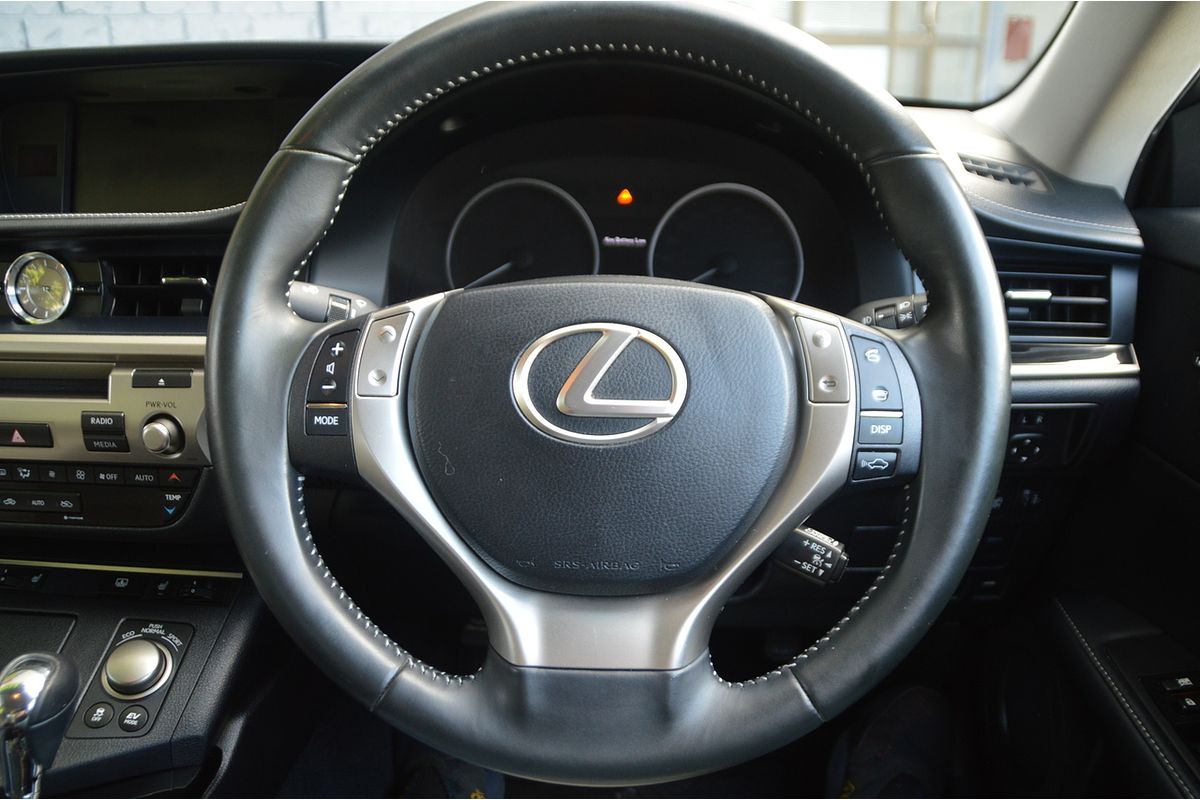 2013 Lexus ES ES300h Luxury AVV60R