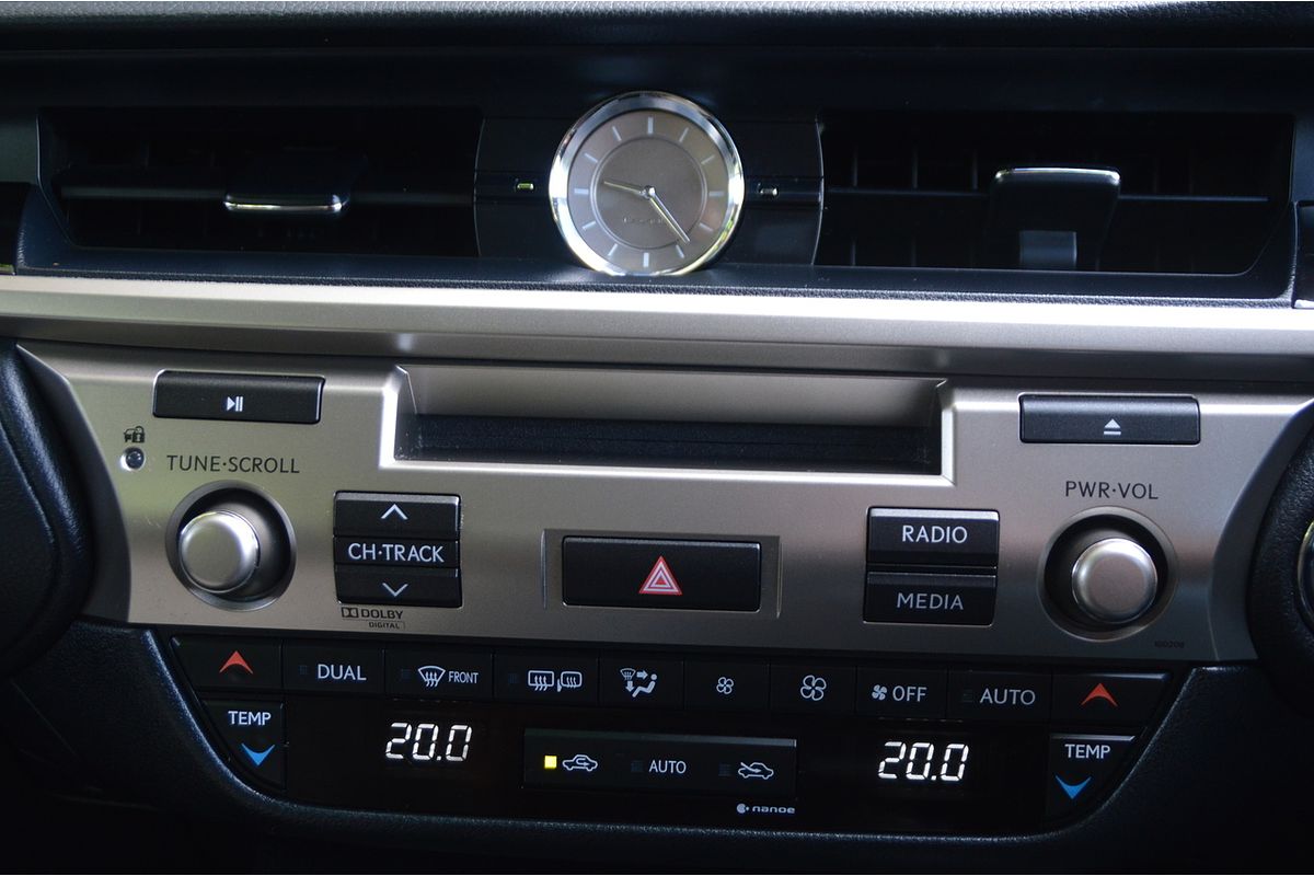 2013 Lexus ES ES300h Luxury AVV60R