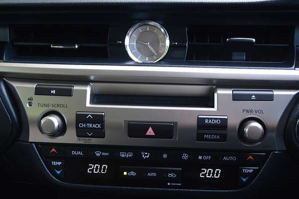 2013 Lexus ES ES300h Luxury AVV60R