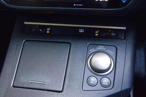 2013 Lexus ES ES300h Luxury AVV60R