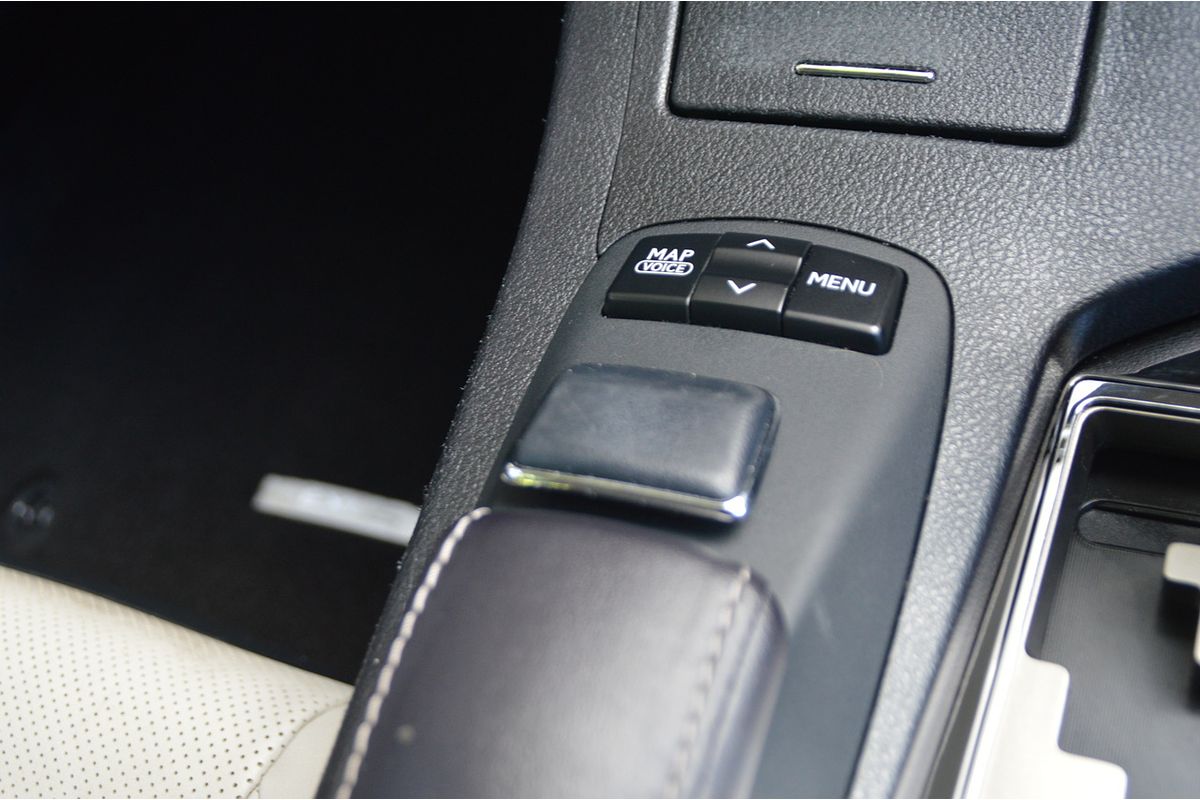 2013 Lexus ES ES300h Luxury AVV60R