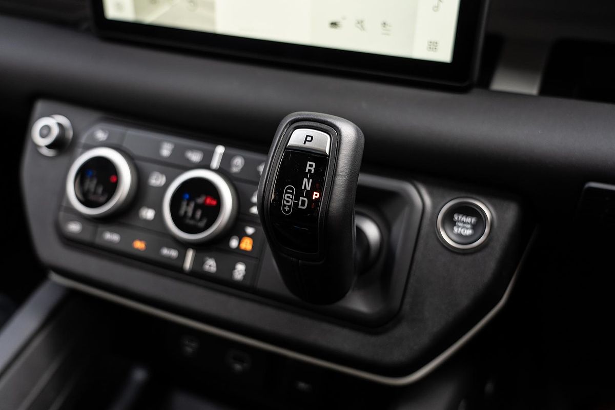 2024 Land Rover Defender 90 D250 S L663