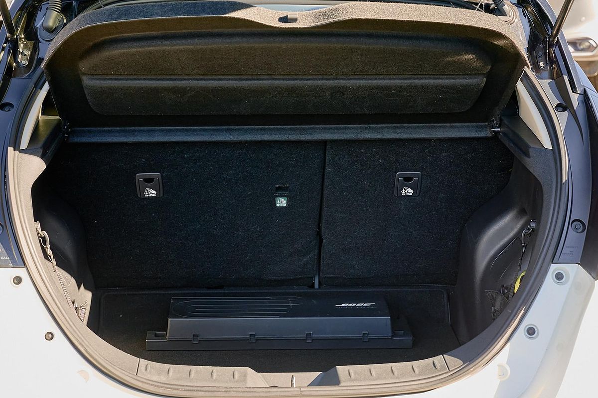 2022 Nissan LEAF ZE1