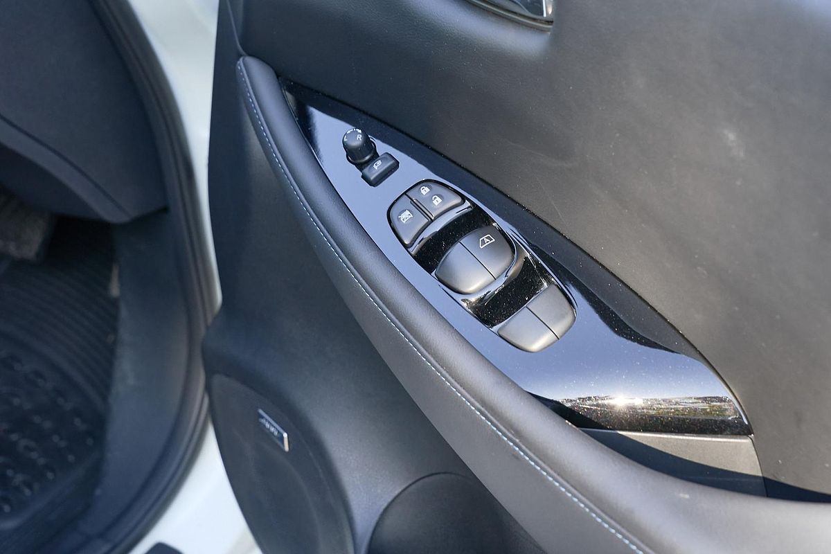 2022 Nissan LEAF ZE1