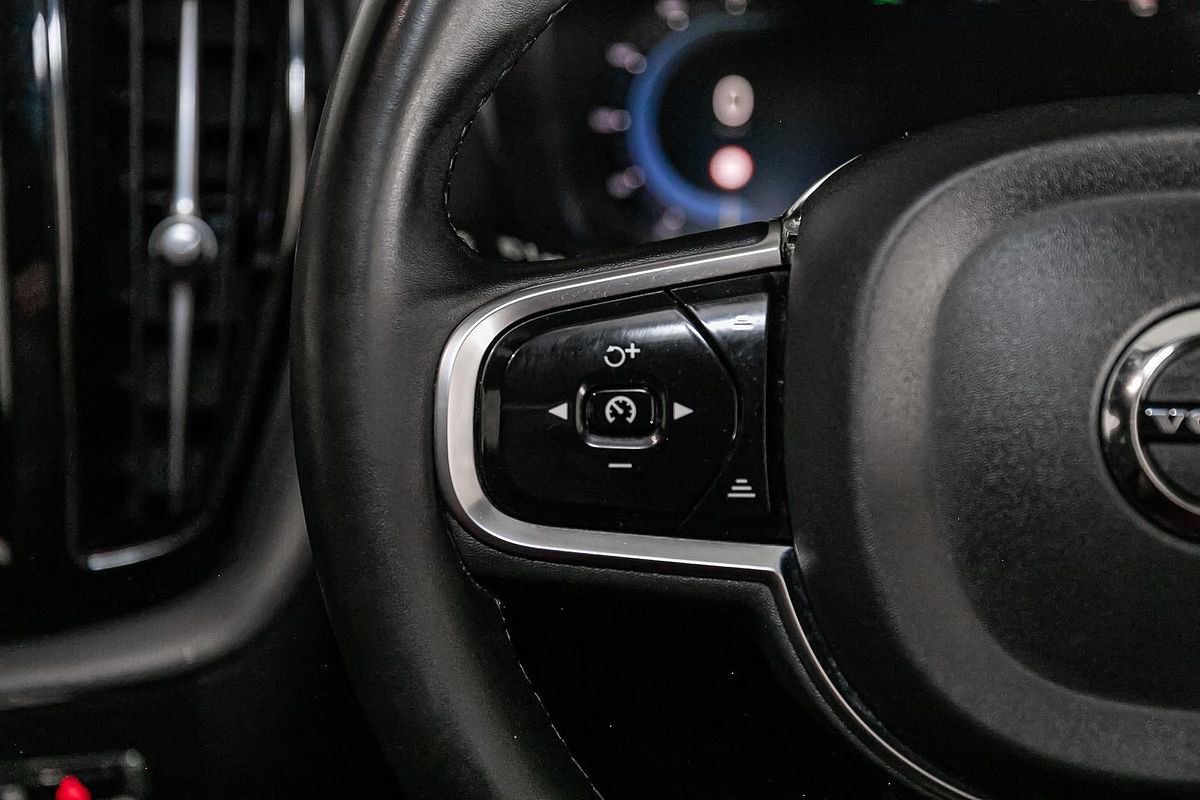 2021 Volvo XC60 B6 R-Design