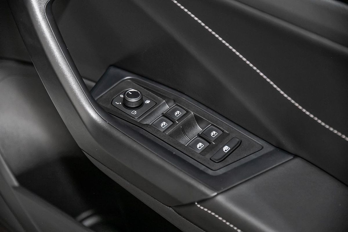 2025 Volkswagen T-Roc 140TSI R-Line D11