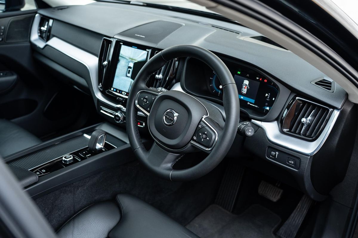2022 Volvo XC60 B5 Momentum
