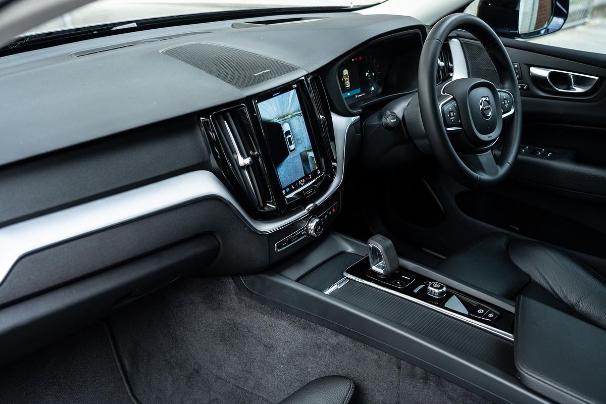 2022 Volvo XC60 B5 Momentum