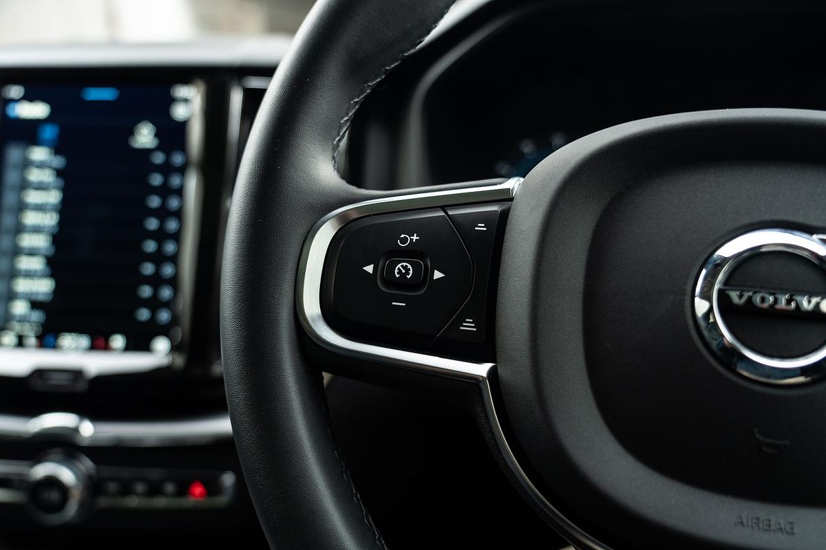 2022 Volvo XC60 B5 Momentum