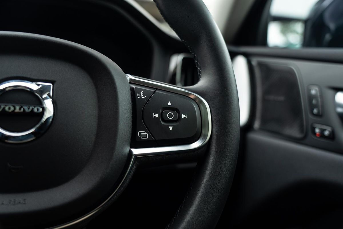 2022 Volvo XC60 B5 Momentum