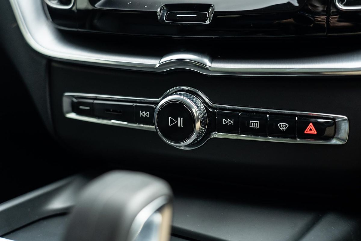 2022 Volvo XC60 B5 Momentum