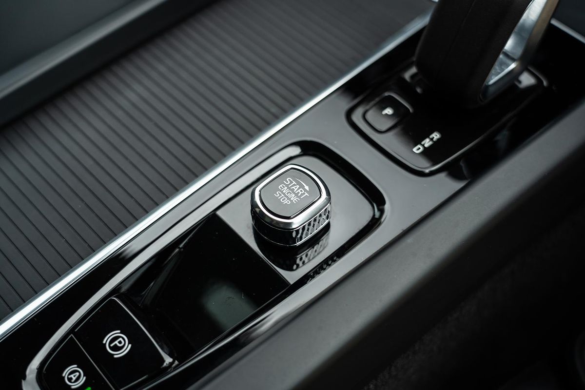 2022 Volvo XC60 B5 Momentum